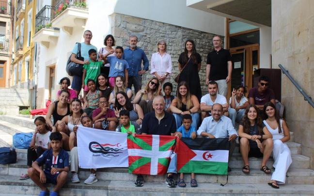 Recepción institucional en Zumaia a los niños saharauis del programa Oporrak Bakean.