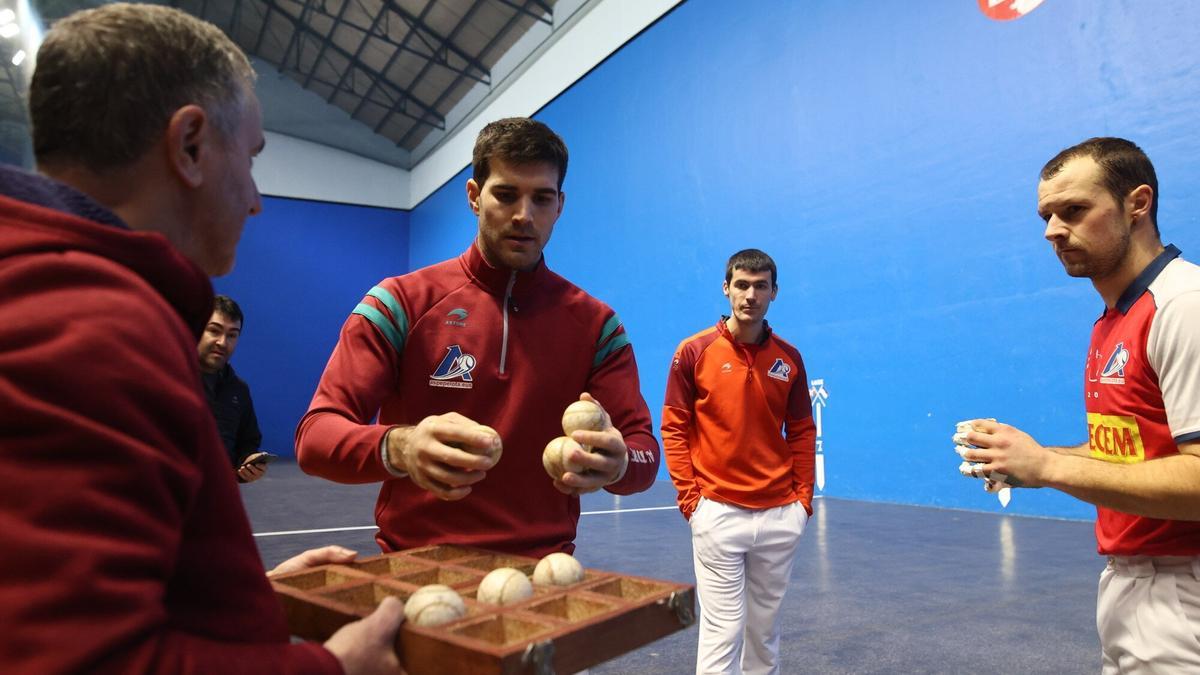 Zabaleta, junto a Rezusta y Elordi, deposita las pelotas en la caja al final de la elección de material de este martes.