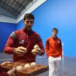Zabaleta, junto a Rezusta y Elordi, deposita las pelotas en la caja al final de la elección de material de este martes.