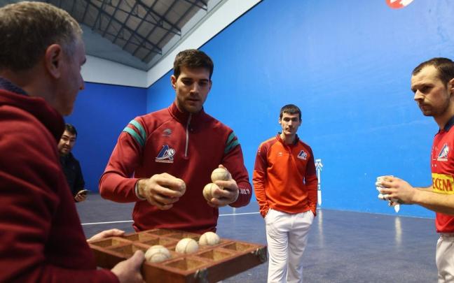 Zabaleta, junto a Rezusta y Elordi, deposita las pelotas en la caja al final de la elección de material de este martes.