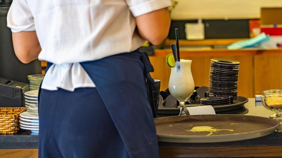 Una camarera en un restaurante.