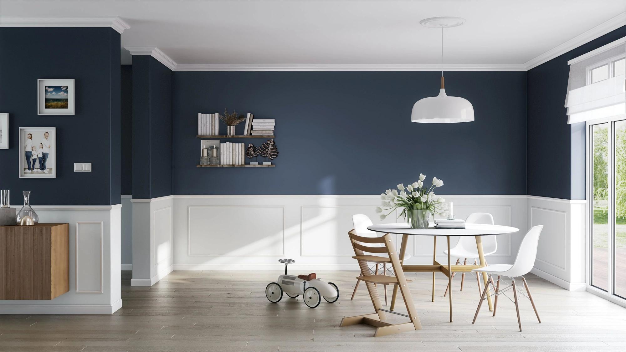 Vistosa combinación en blanco y azul en este acogedor comedor.