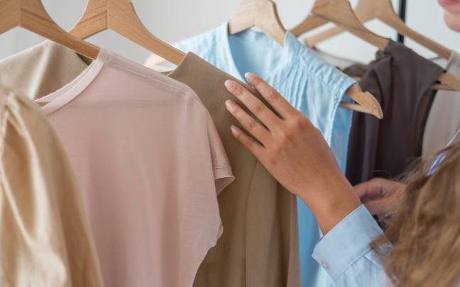 Imagen de archivo de una persona escogiendo ropa en una tienda. FREEPIK Imagen de archivo de una persona escogiendo ropa en una tienda. FREEPIK