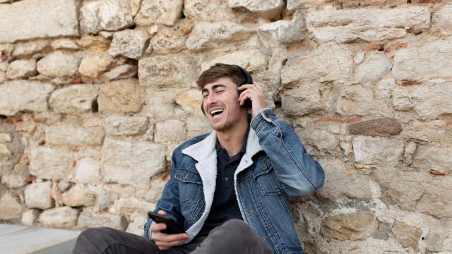Una persona con auriculares escuchando música. FREEPIK Una persona con auriculares escuchando música. FREEPIK