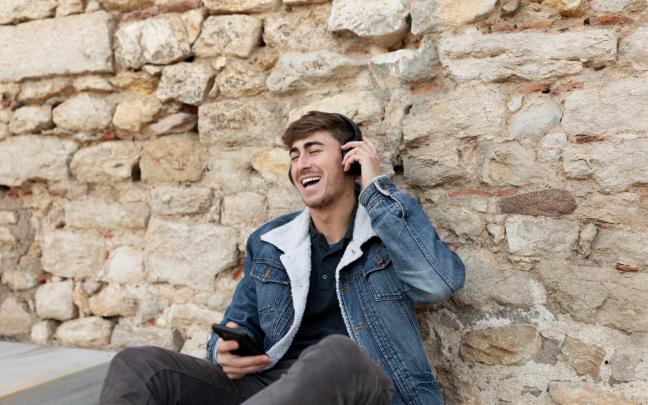 Una persona con auriculares escuchando música. FREEPIK Una persona con auriculares escuchando música. FREEPIK