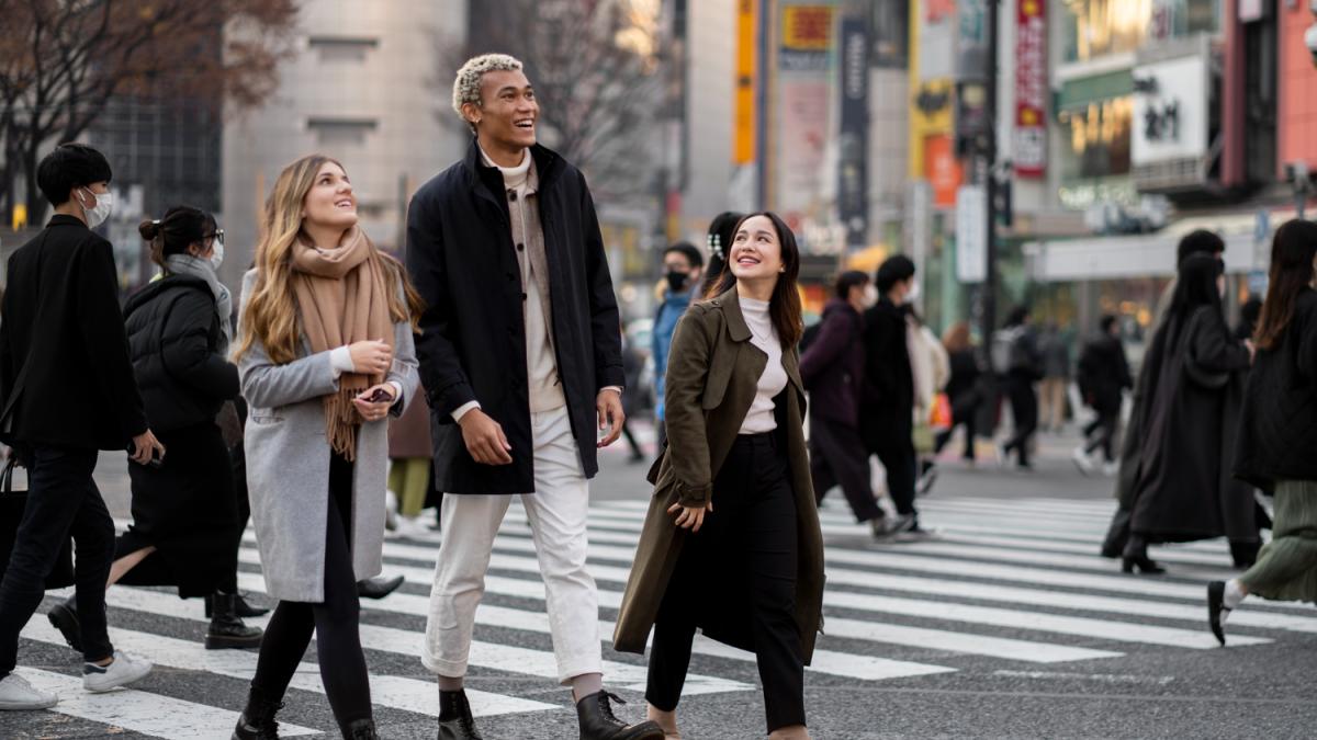 Personas de diferente estatura caminando por la calle. FREEPIK