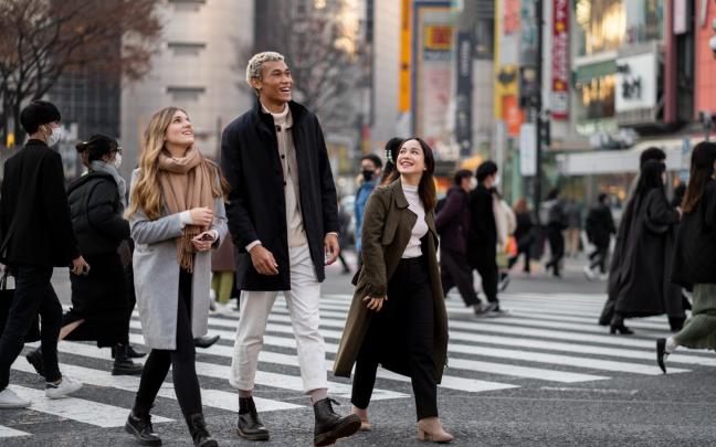 Personas de diferente estatura caminando por la calle. FREEPIK Personas de diferente estatura caminando por la calle. FREEPIK