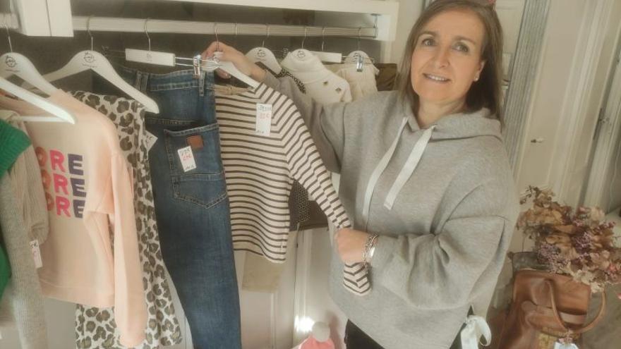 Yone Arakama muestra una prenda de la tienda.