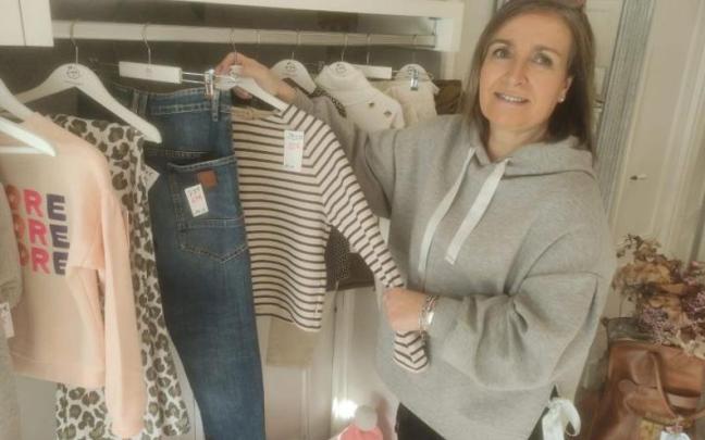 Yone Arakama muestra una prenda de la tienda.