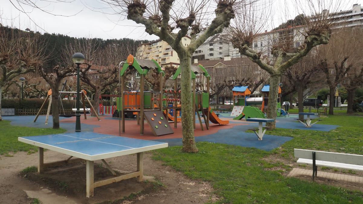 Vista de la Alameda, un pulmón verde en el centro de Deba