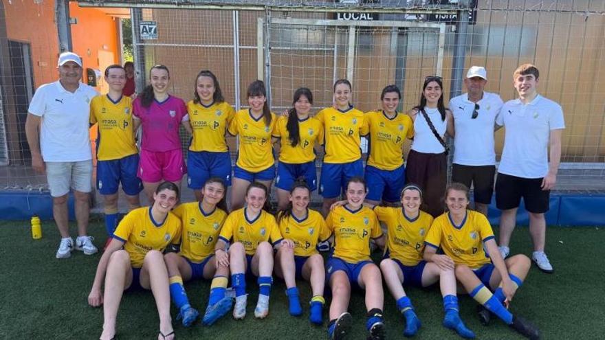 Valladares (sentada, segunda por la izquierda), con sus compañeras y entrenadores, tras el último partido de liga
