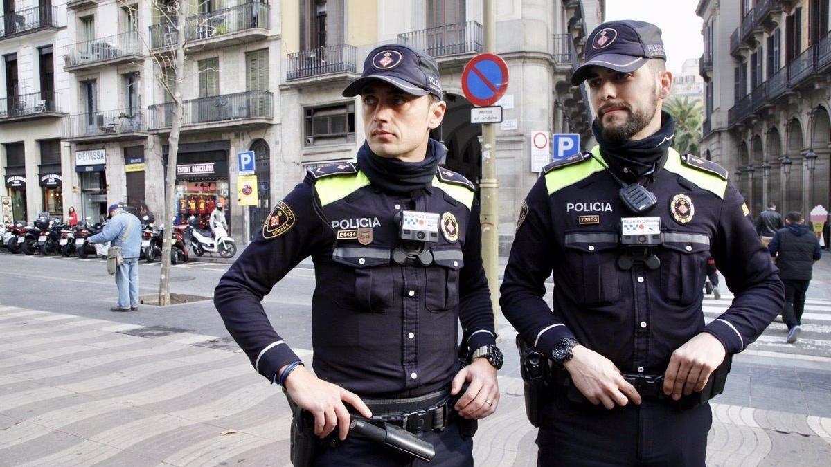 Dos agentes de la Guardia Urbana de Barcelona.