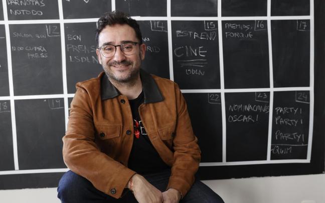 Bayona posa para la prensa tras conocer las nominaciones a los Oscar de 'La sociedad de la nieve'. / EFE Bayona posa para la prensa tras conocer las nominaciones a los Oscar de 'La sociedad de la nieve'.