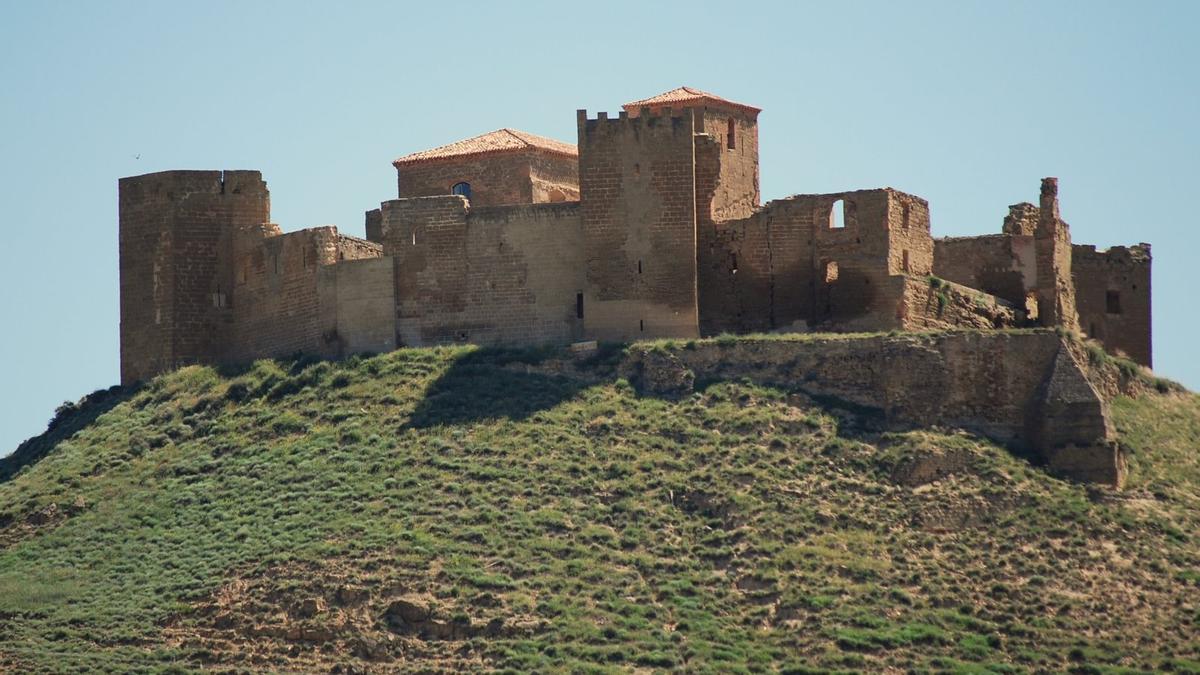 La fortificación sobre el monte Aragón fusiona un castillo militar con un monasterio y una iglesia.