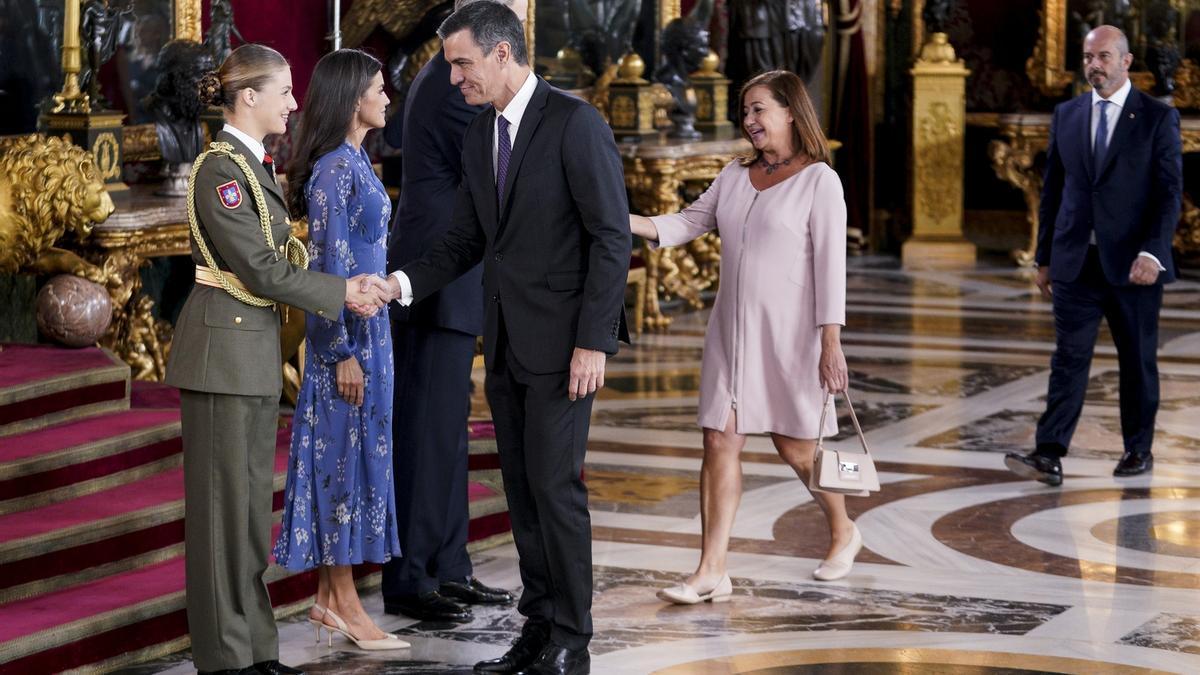 Pedro Sánchez, después del concierto de pitos, saluda a la recluta Leonor de Borbón.