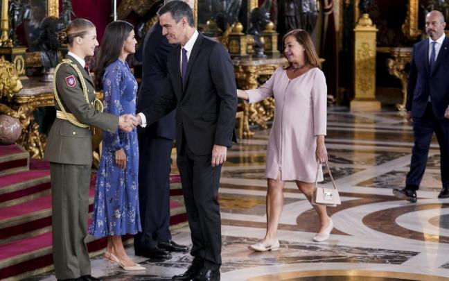 Pedro Sánchez, después del concierto de pitos, saluda a la recluta Leonor de Borbón.