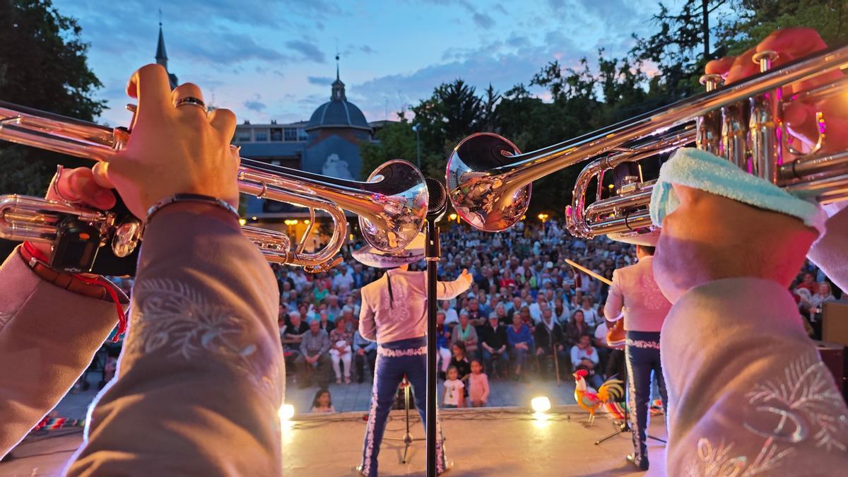 Momento de la fiesta mexicana del pasado verano en Villa-Lucía