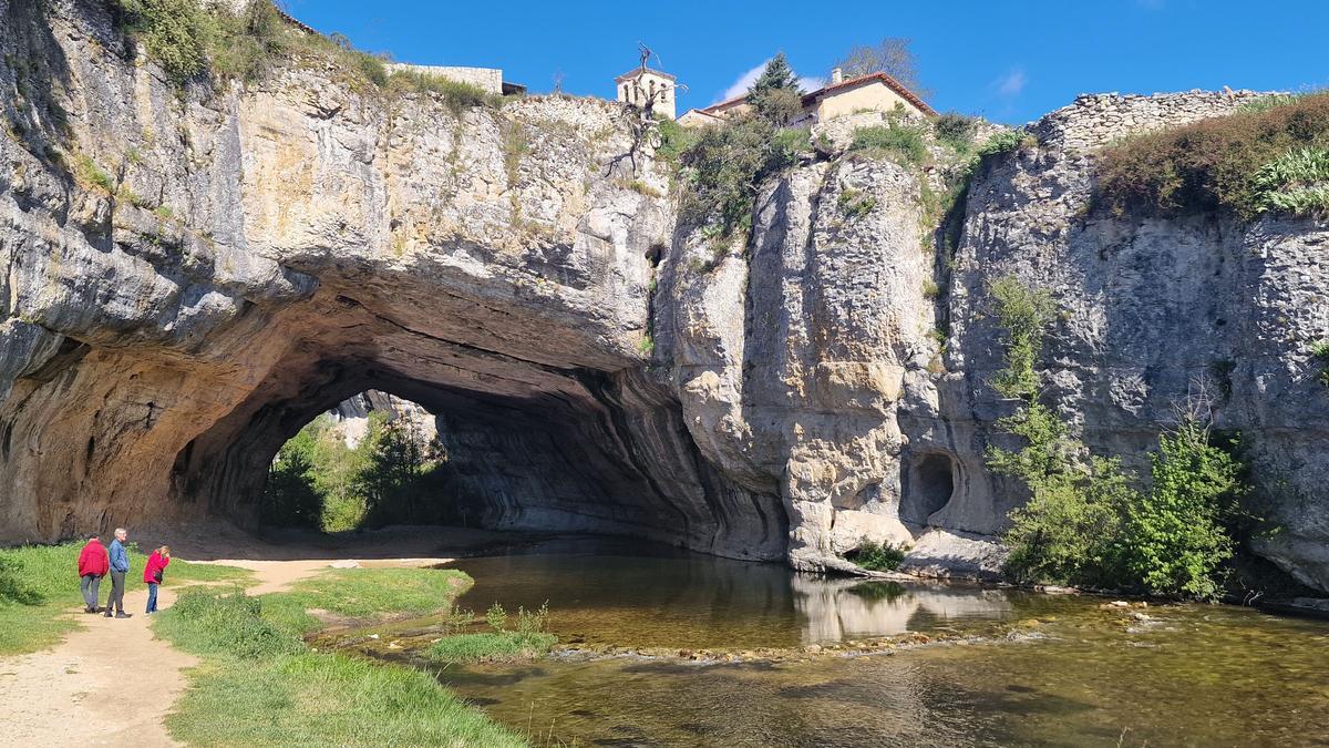 Puentedey, construido sobre un arco de piedra natural.