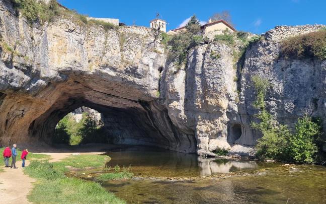 Puentedey, construido sobre un arco de piedra natural.