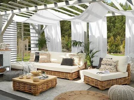 Conjunto de mesa baja, sofá y sillón de fibras naturales.