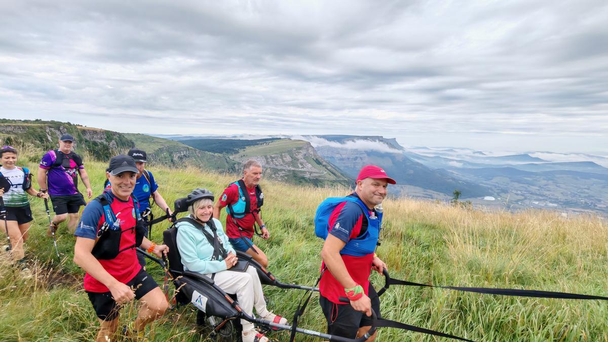 Los voluntarios de Urmuga, junto con Maria Luisa en la silla Joëlette.