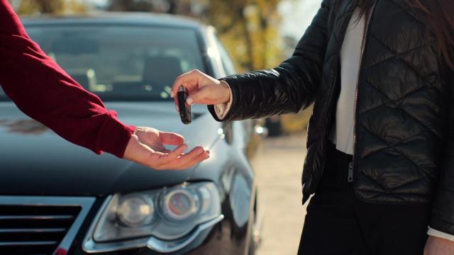 Dos personas se pasan la llave de un coche. / Freepik Dos personas se pasan la llave de un coche.
