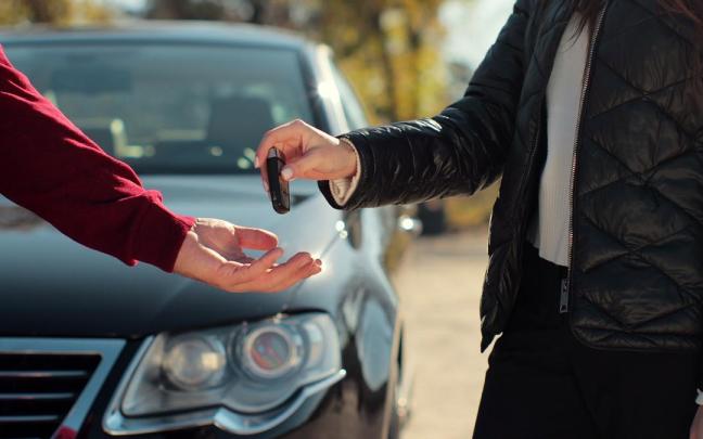 Dos personas se pasan la llave de un coche. / Freepik Dos personas se pasan la llave de un coche.