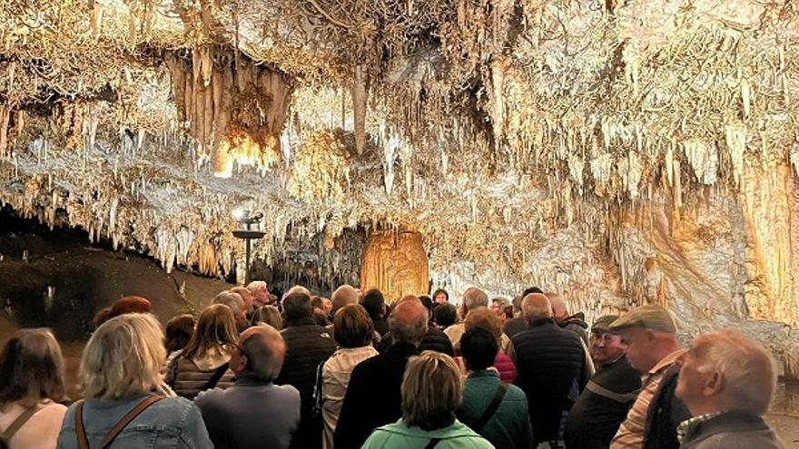 Parte del grupo en las Cuevas de Pozalagua