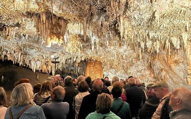 Parte del grupo en las Cuevas de Pozalagua