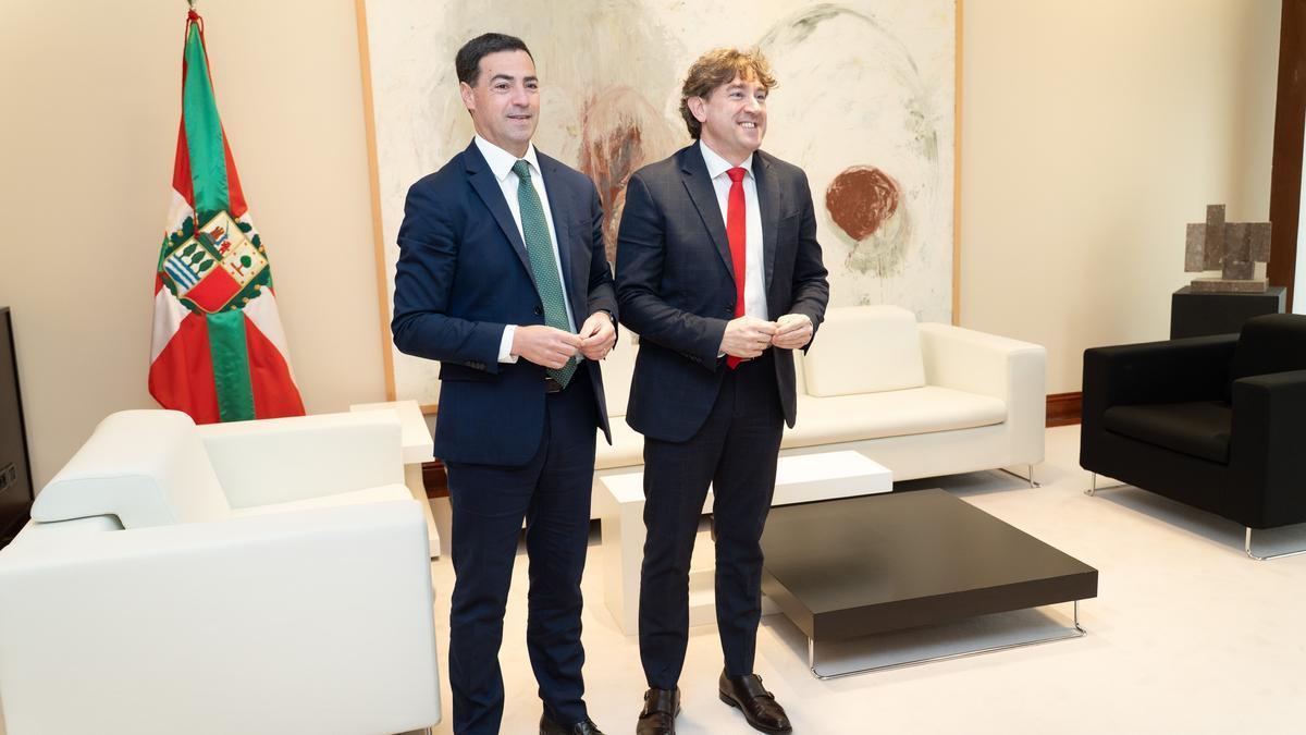 El lehendakari, Imanol Pradales, con el secretario general del PSE, Eneko Andueza, este lunes