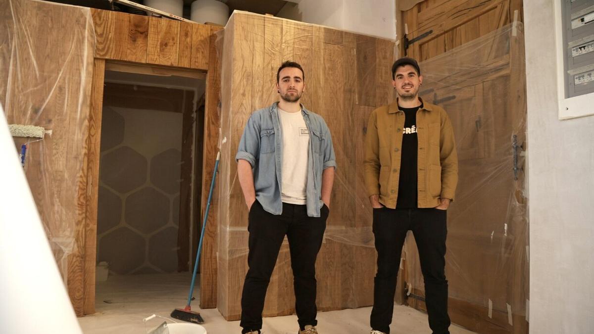 Gorka Rico y Javier Rivero, en el interior del nuevo local que albergará a Ama, en el barrio de Berazubi de Tolosa, unos días antes de su inauguración.