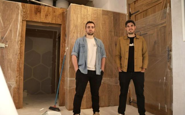 Gorka Rico y Javier Rivero, en el interior del nuevo local que albergará a Ama, en el barrio de Berazubi de Tolosa, unos días antes de su inauguración.