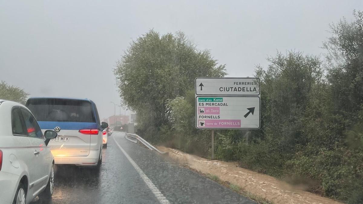 Las trombas de agua están afectando también al tráfico.