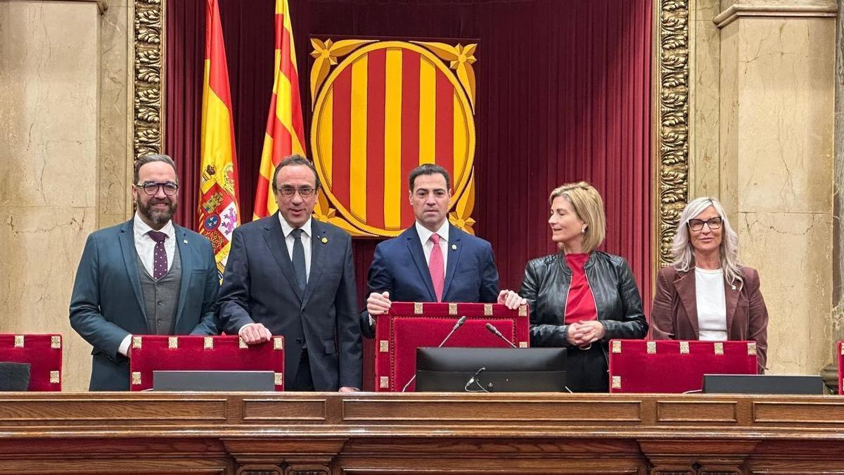 El lehendakari, Imanol Pradales, en el Parlament catalán junto a su presidente, Josep Rull, y los miembros de la Mesa.