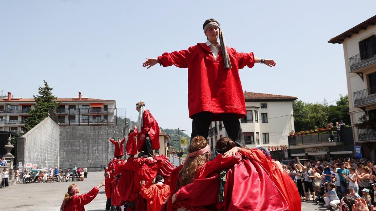 Aurtengo Axeri dantzaren irudia.