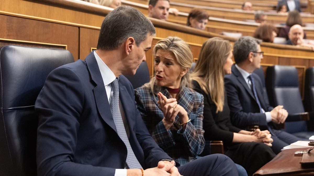 Pedro Sánchez y la vicepresidenta segunda y ministra de Trabajo, Yolanda Díaz, durante una sesión de control.