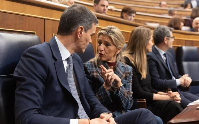 Pedro Sánchez y la vicepresidenta segunda y ministra de Trabajo, Yolanda Díaz, durante una sesión de control.