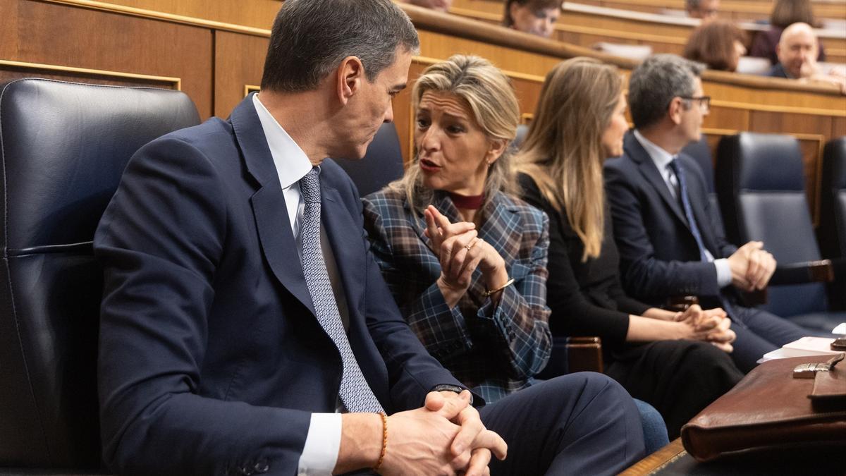 Pedro Sánchez y la vicepresidenta segunda y ministra de Trabajo, Yolanda Díaz, durante una sesión de control.