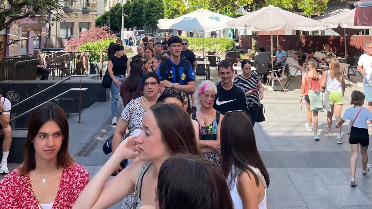 La cola para los espectáculos taurinos de Zumarraga.