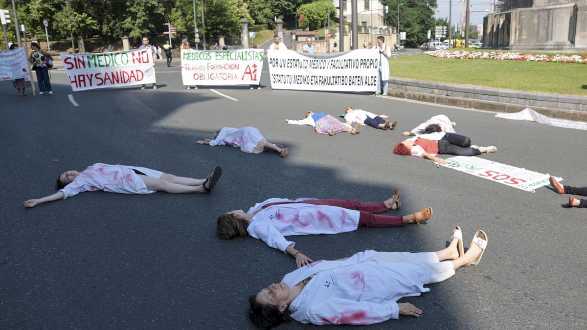 Un momento de la escenografía realiza por médicos en huelga este lunes en Bilbao.
