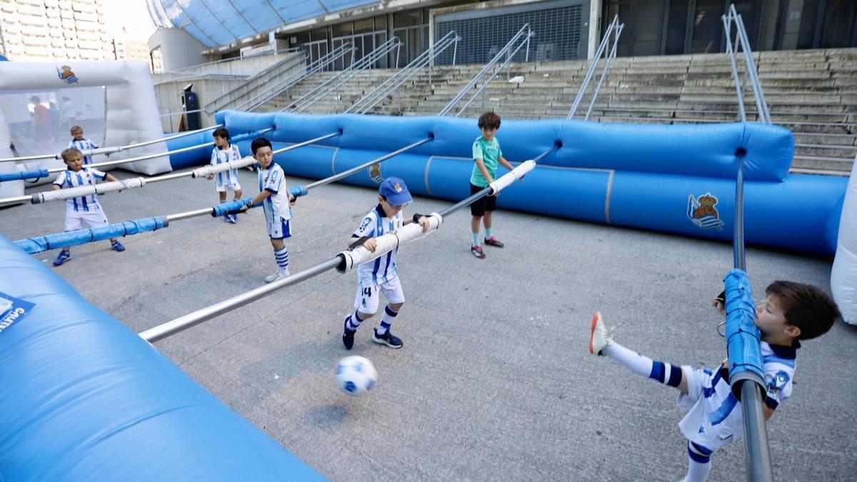 Anoetako estadioaren inguruetan ospatu zen Real Sociedad Fundazioaren Eguna. / JAVI COLMENERO