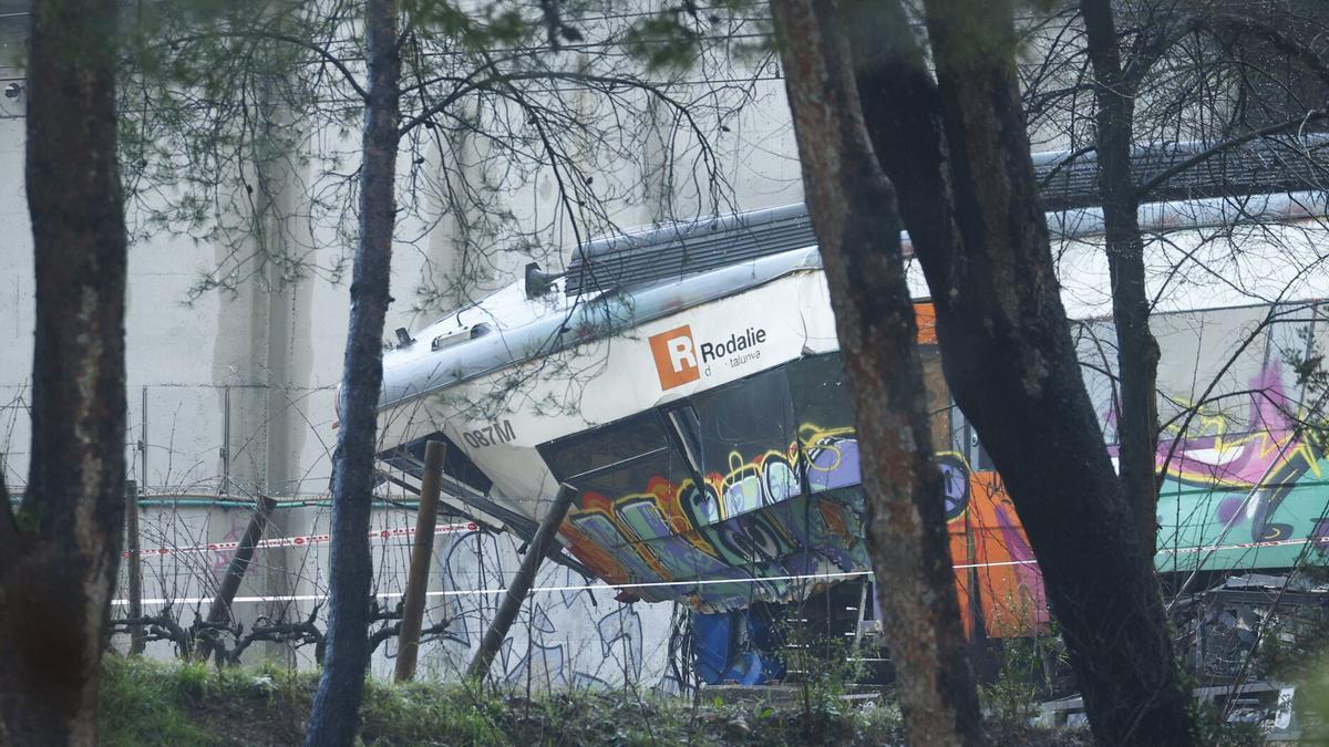 Accidente ferroviario en Catalunya: muere el maquinista de un tren al chocar contra un muro en Gelida