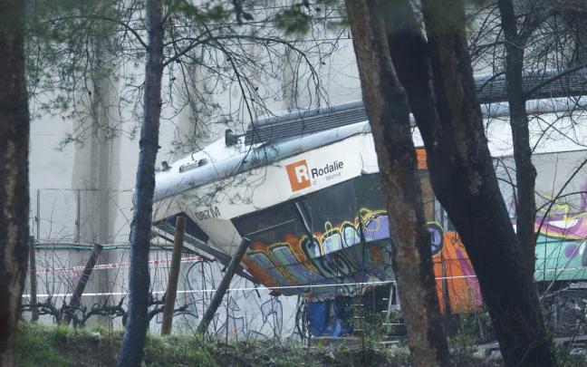 Accidente ferroviario en Catalunya: muere el maquinista de un tren al chocar contra un muro en Gelida