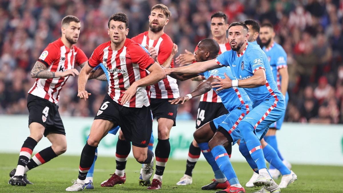 Mikel Vesga, Iñigo Martínez, Yeray Álvarez y Dani García buscan el gol en un córner frente al Atlético de Madrid.