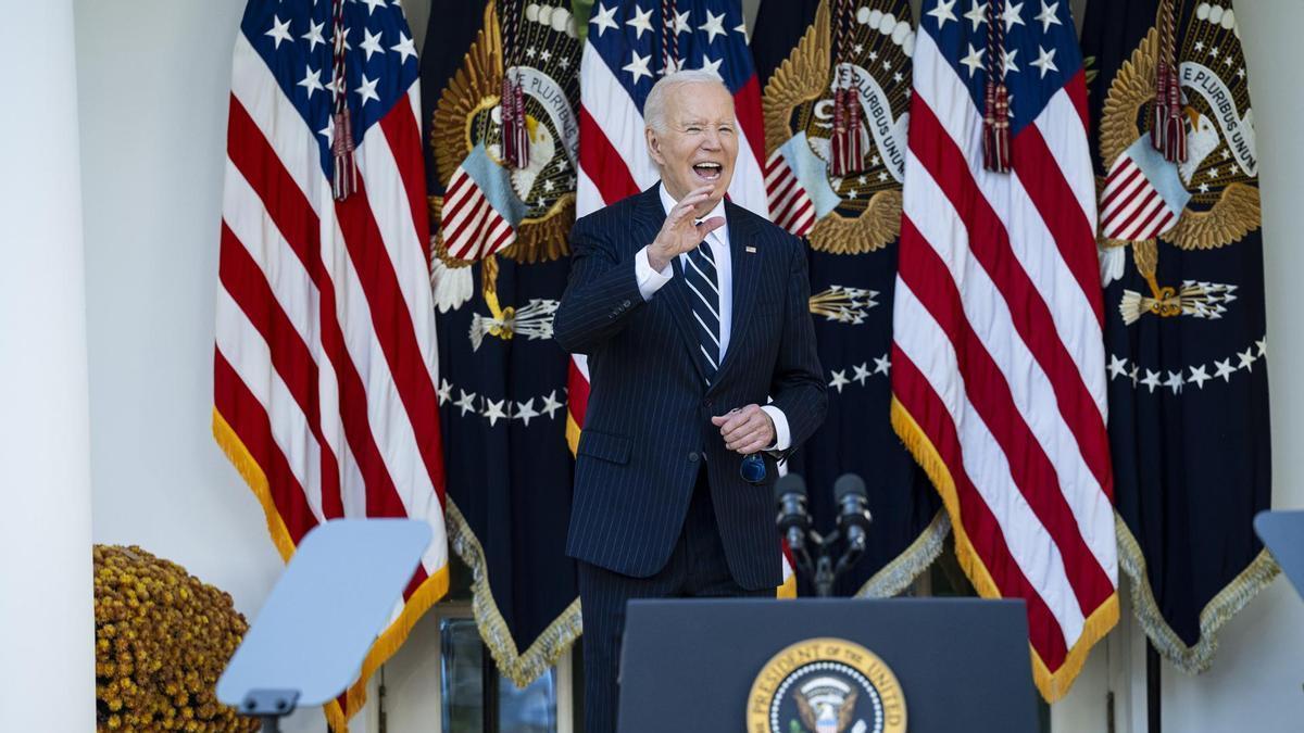 Biden ofrece su discurso desde los jardines de la Casa Blanca.