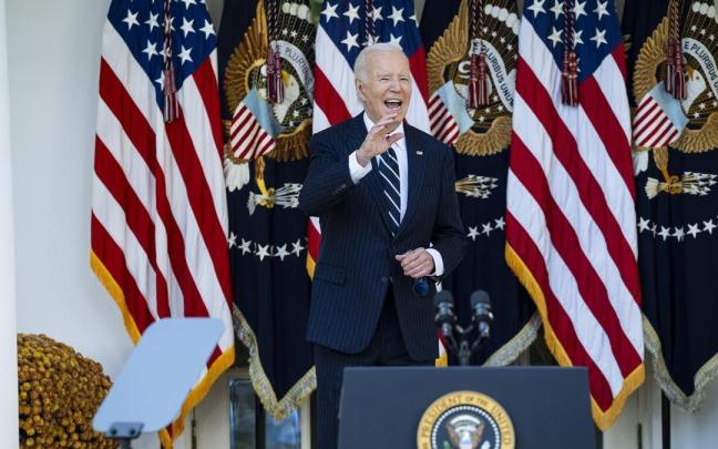 Biden ofrece su discurso desde los jardines de la Casa Blanca.