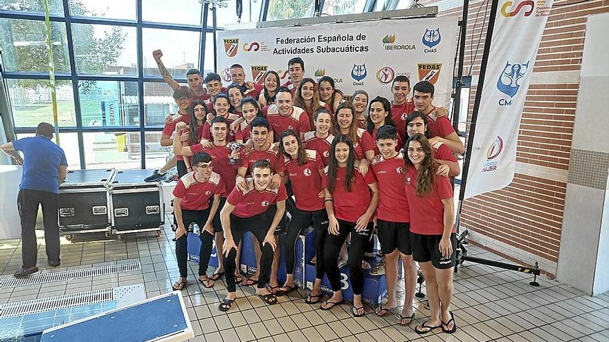 La selección navarra, al completo, con los 26 competidores y los técnicos.