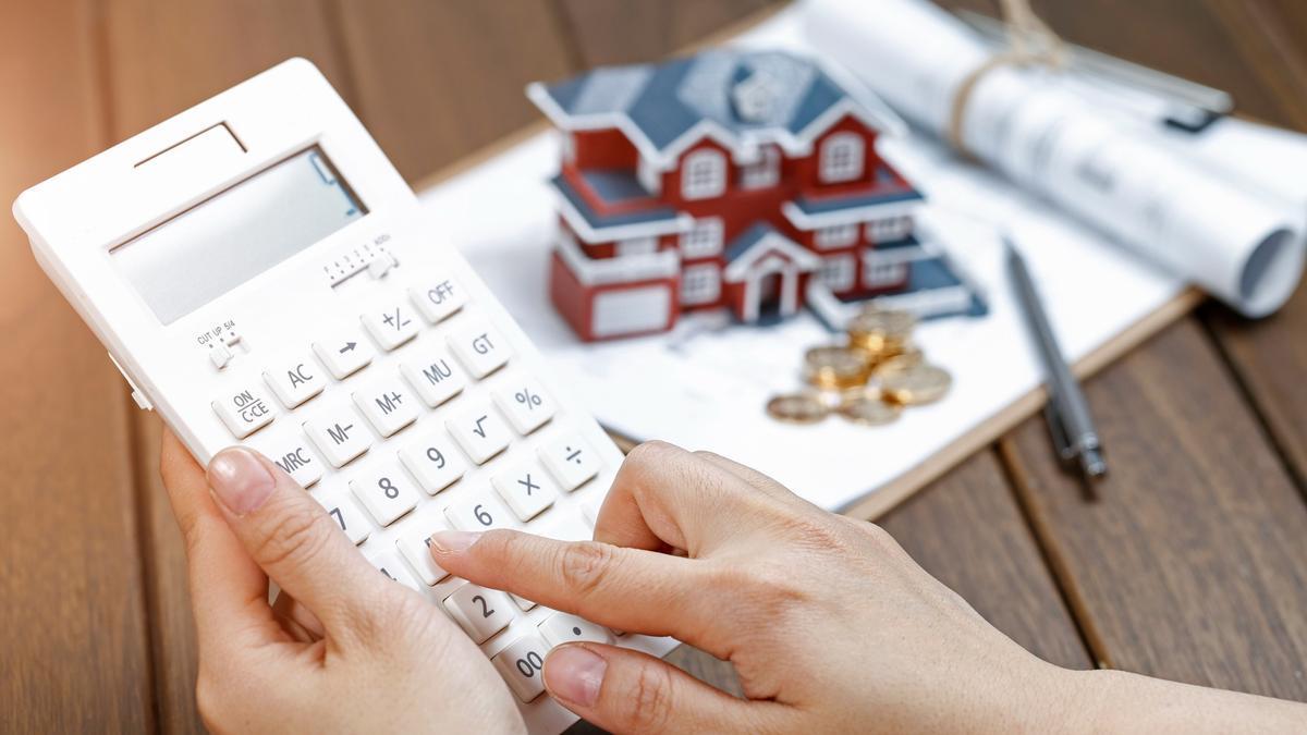 Una persona realiza cálculos sobre su préstamo hipotecario.