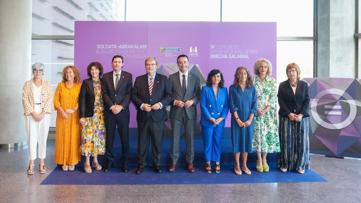 El vicelehendakari, Mikel Torres, y representantes de Gobierno central y vasco, Emakunde y Ayuntamiento de Bilbao en el congreso internacional sobre brecha salarial de género en Bilbao.