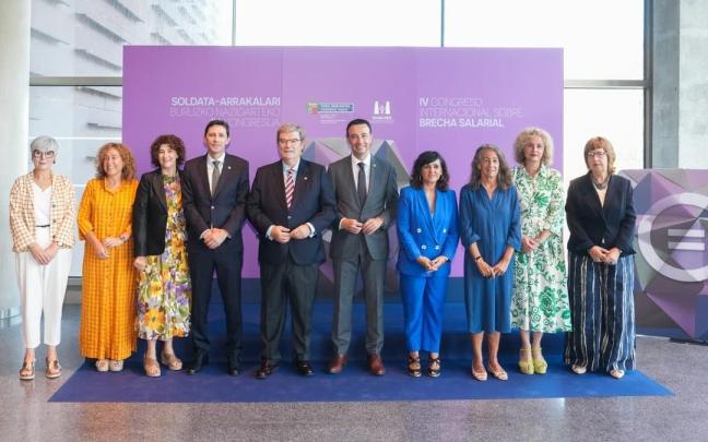 El vicelehendakari, Mikel Torres, y representantes de Gobierno central y vasco, Emakunde y Ayuntamiento de Bilbao en el congreso internacional sobre brecha salarial de género en Bilbao.